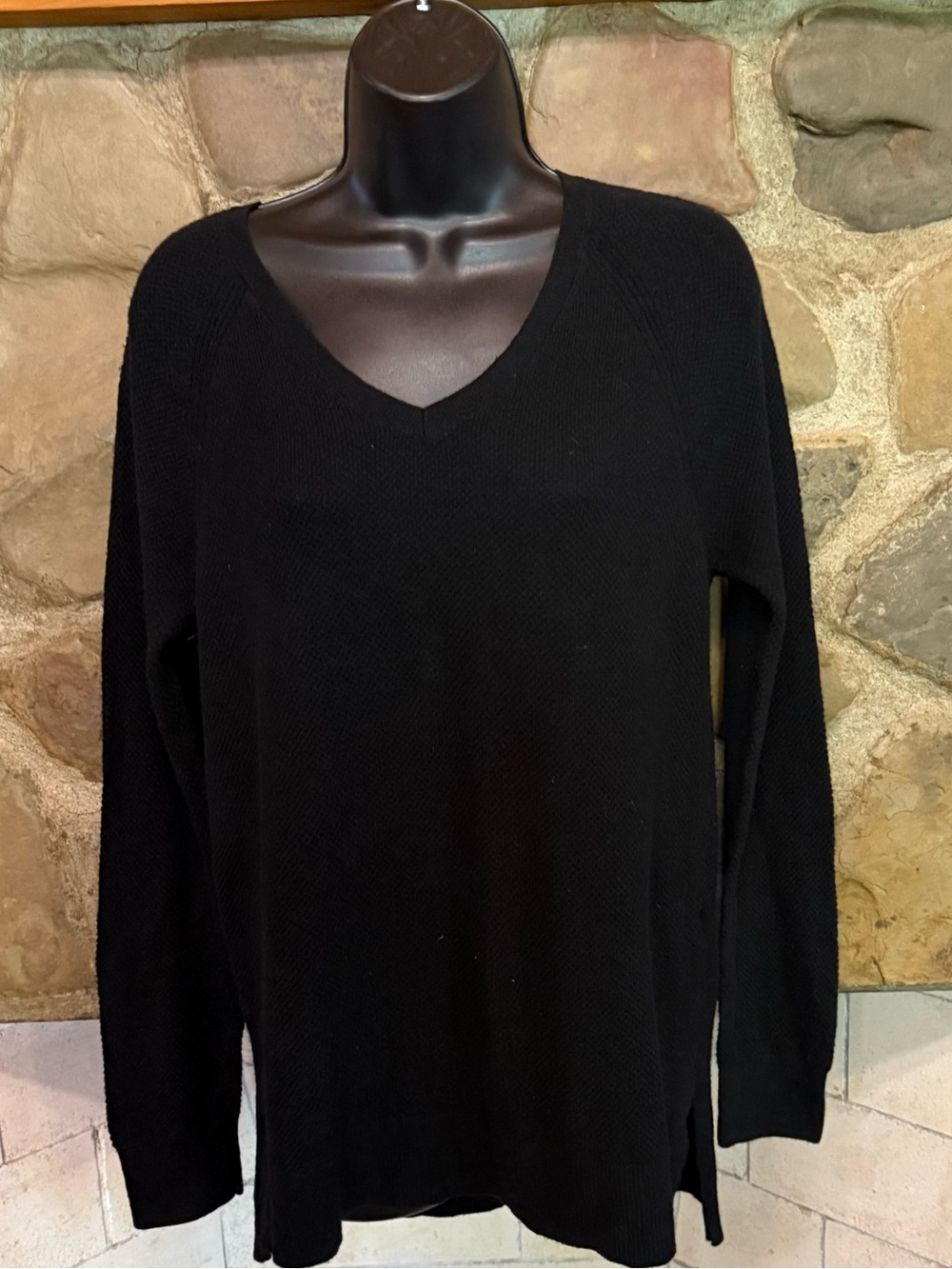 GAP Womens Medium Black V Neck Textured Knit Pullover Sweater Side Slits med